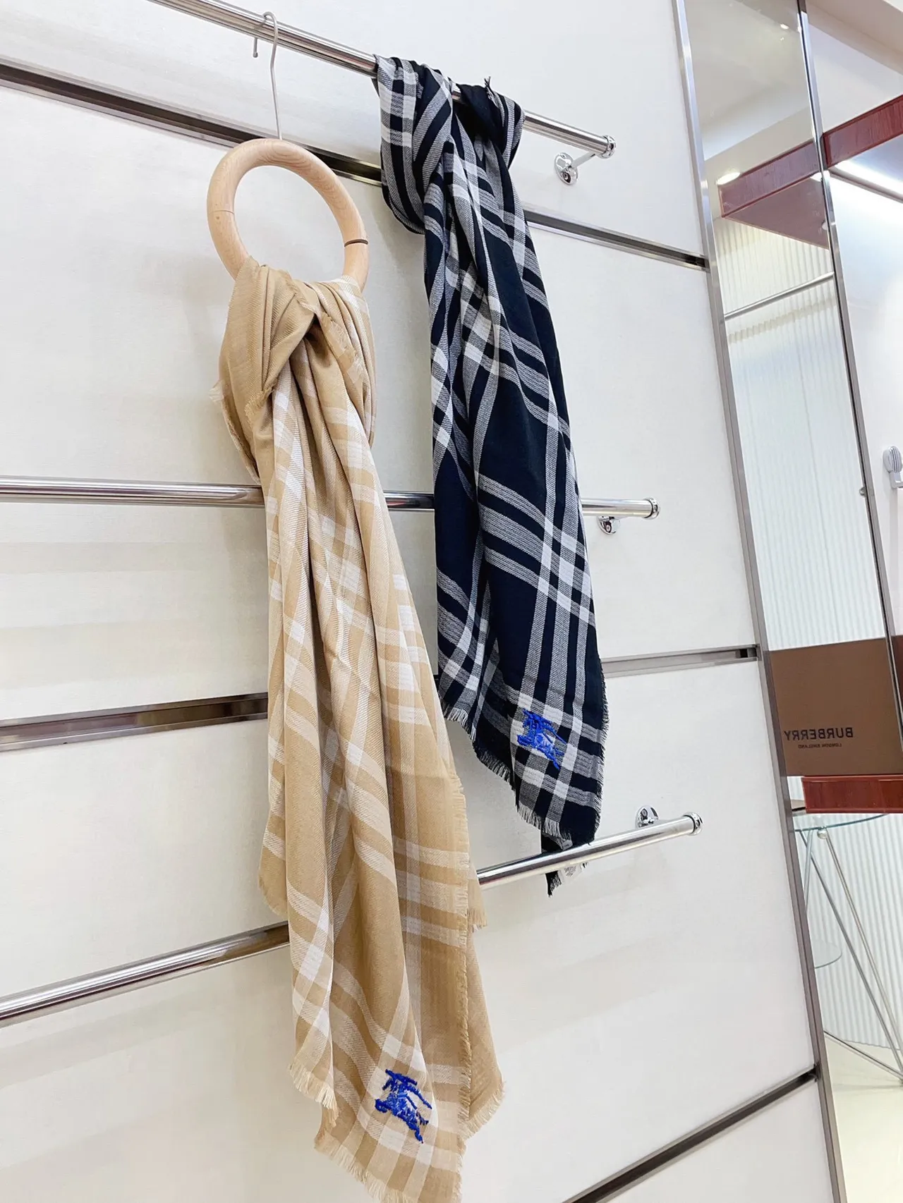 Burberry Cachecol de Cashmere em Xadrez Preto e Branco 4