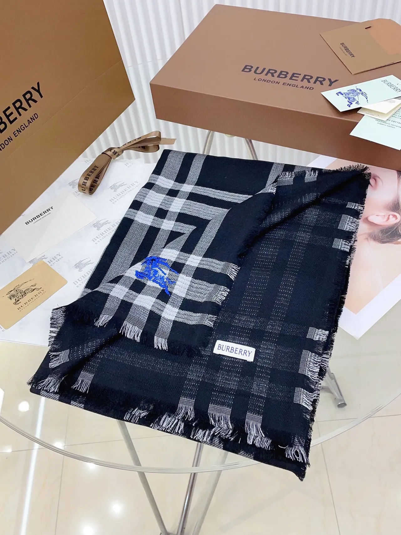 Burberry Cachecol de Cashmere em Xadrez Preto e Branco 5