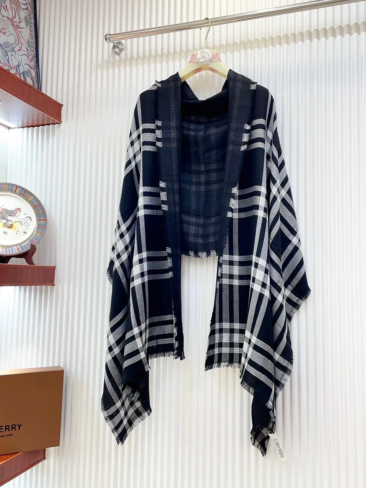 Burberry Cachecol de Cashmere em Xadrez Preto e Branco 6