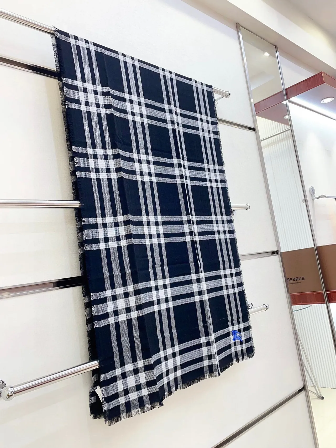 Burberry Cachecol de Cashmere em Xadrez Preto e Branco 7