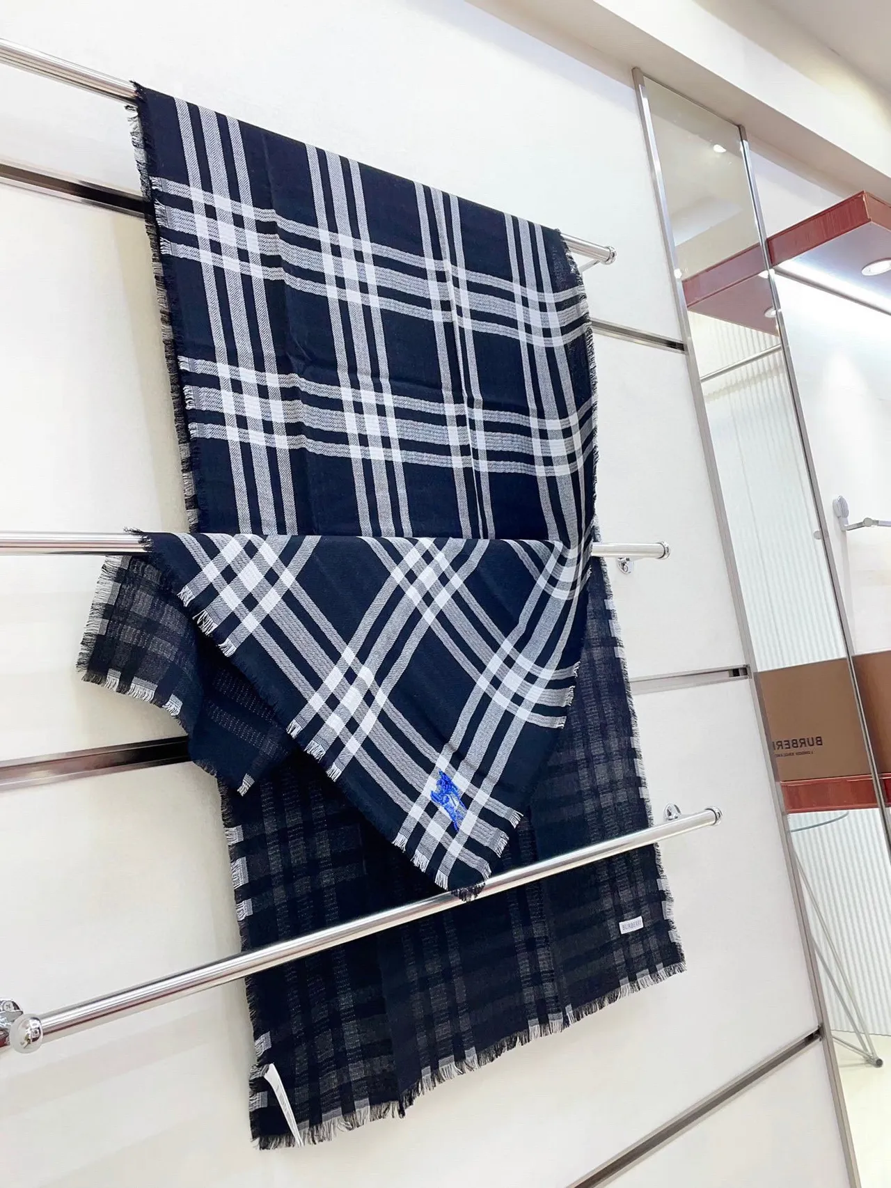 Burberry Cachecol de Cashmere em Xadrez Preto e Branco 8