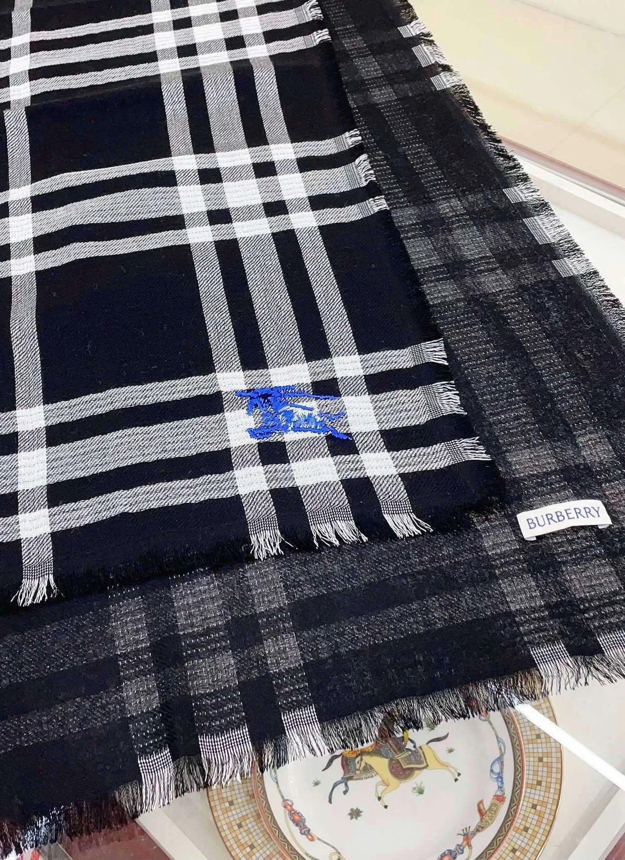 Burberry Cachecol de Cashmere em Xadrez Preto e Branco 9