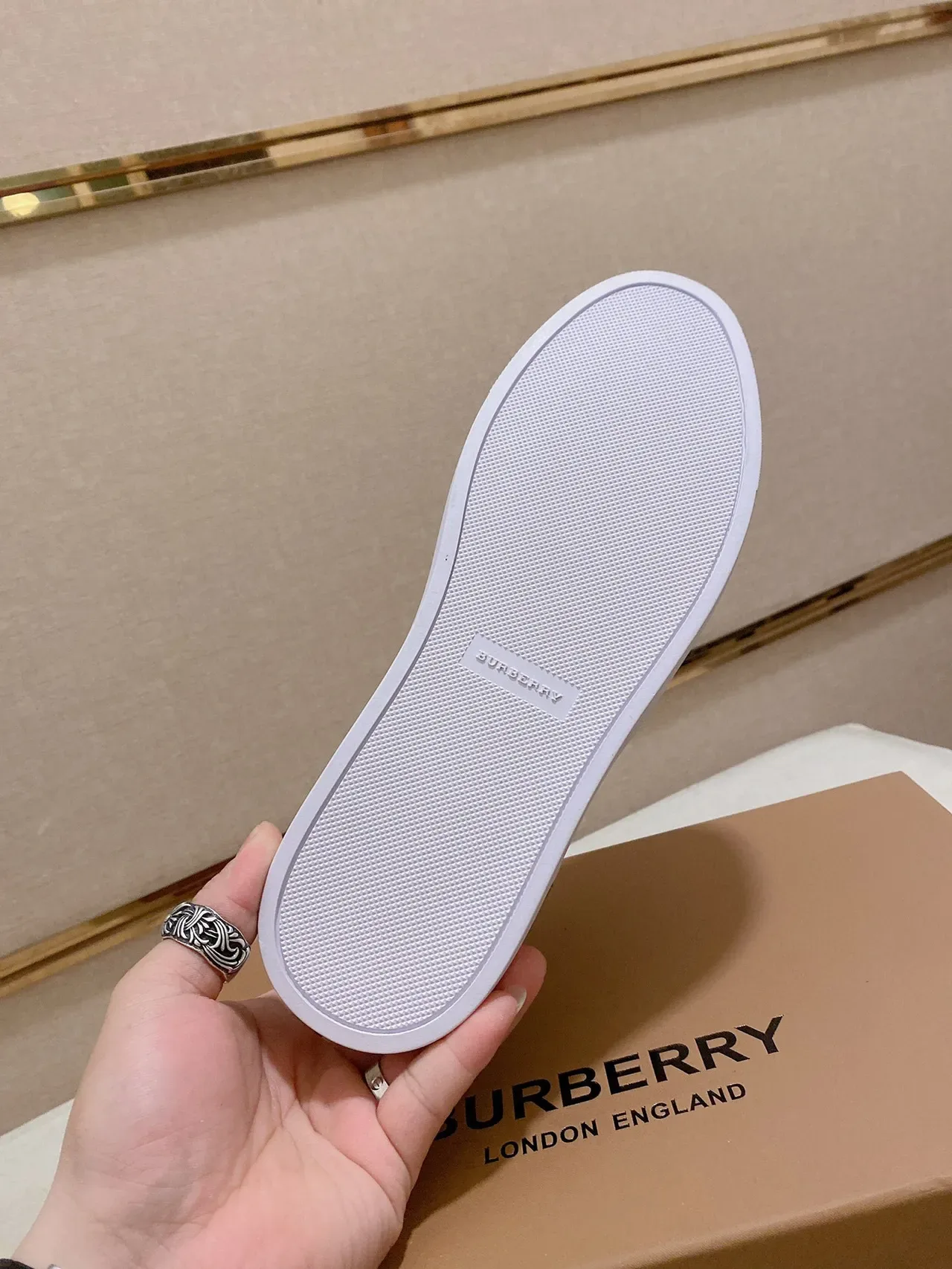 Burberry Noir Beige Low-Top Sneakers Lifestyle En Daim Et Cuir 2