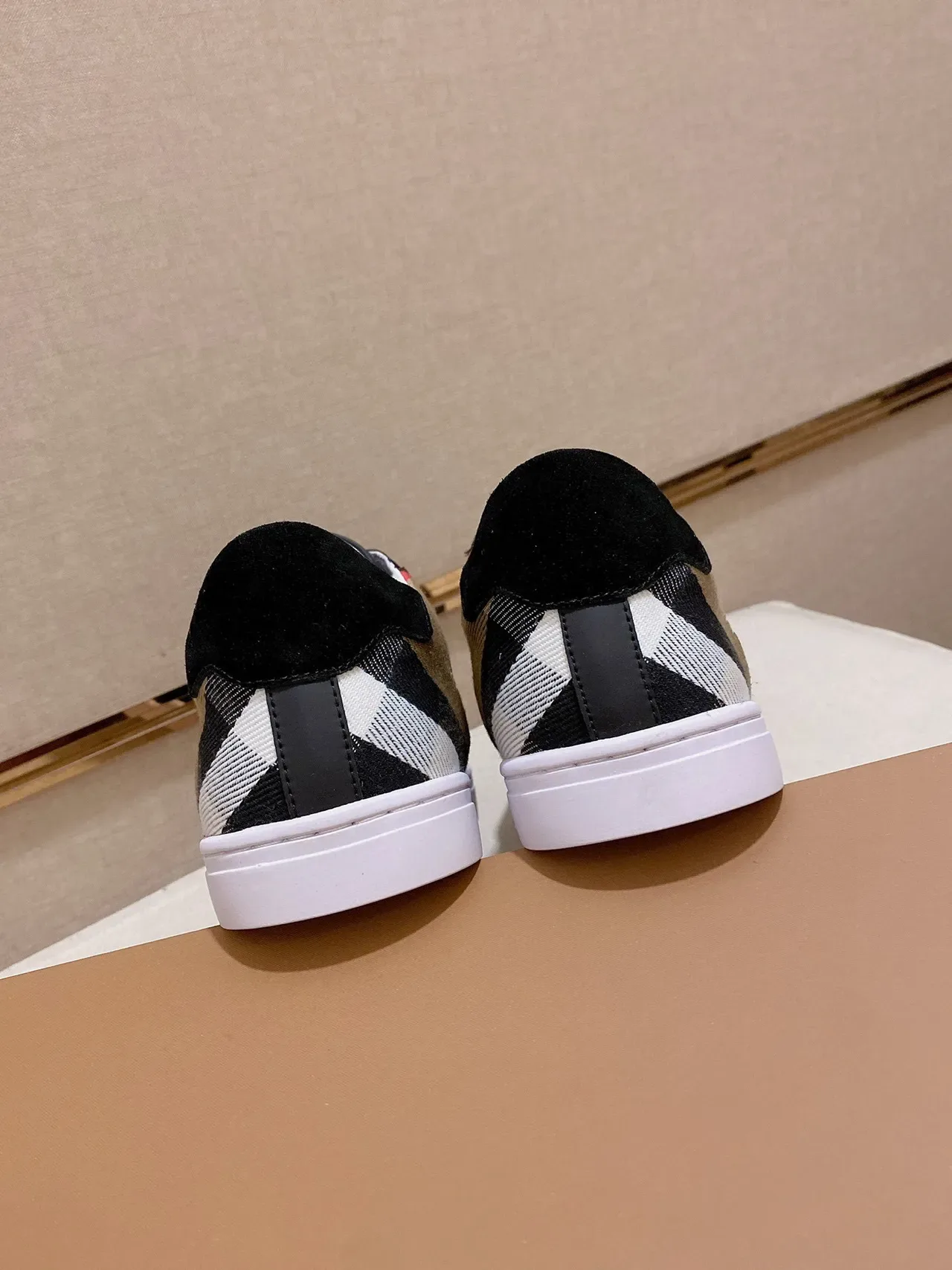 Burberry Noir Beige Low-Top Sneakers Lifestyle En Daim Et Cuir 3