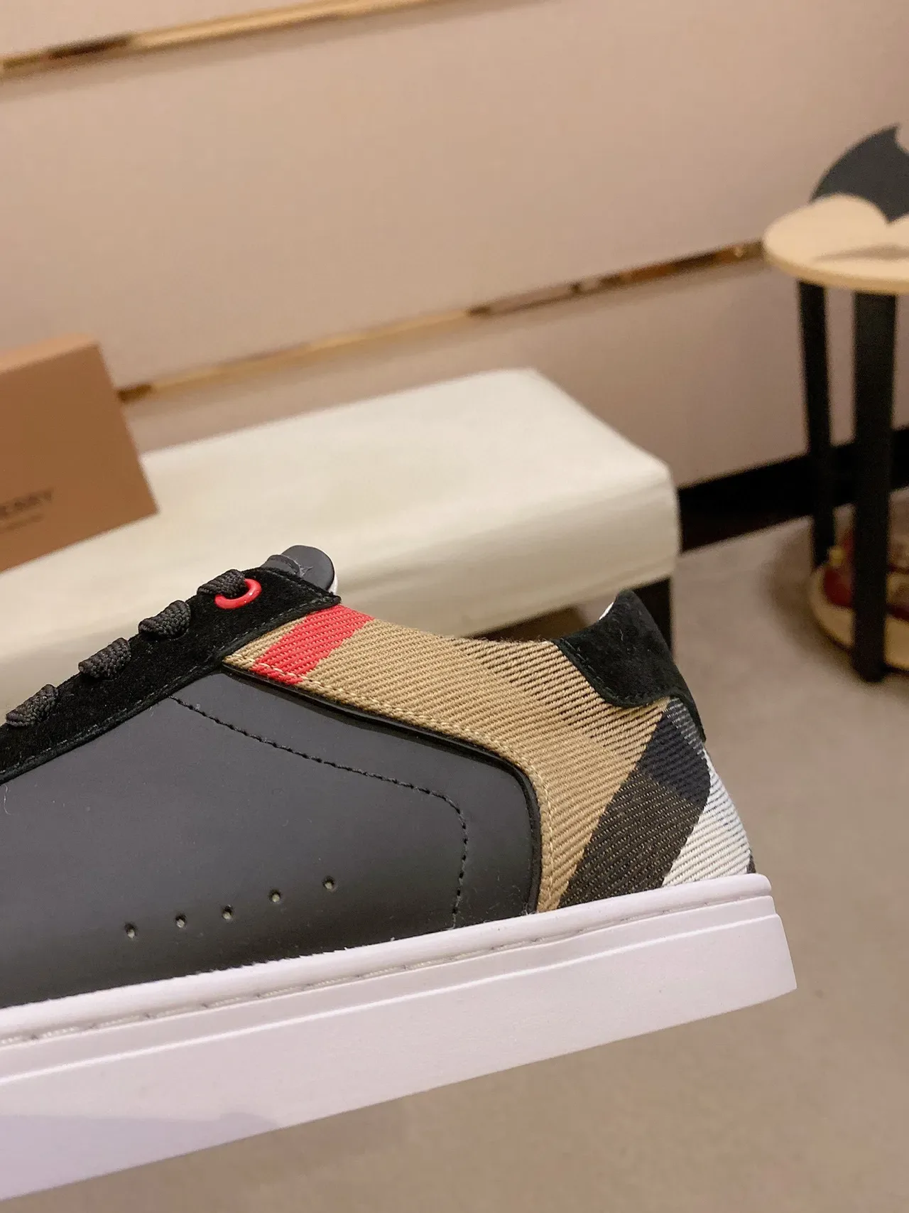 Burberry Noir Beige Low-Top Sneakers Lifestyle En Daim Et Cuir 4