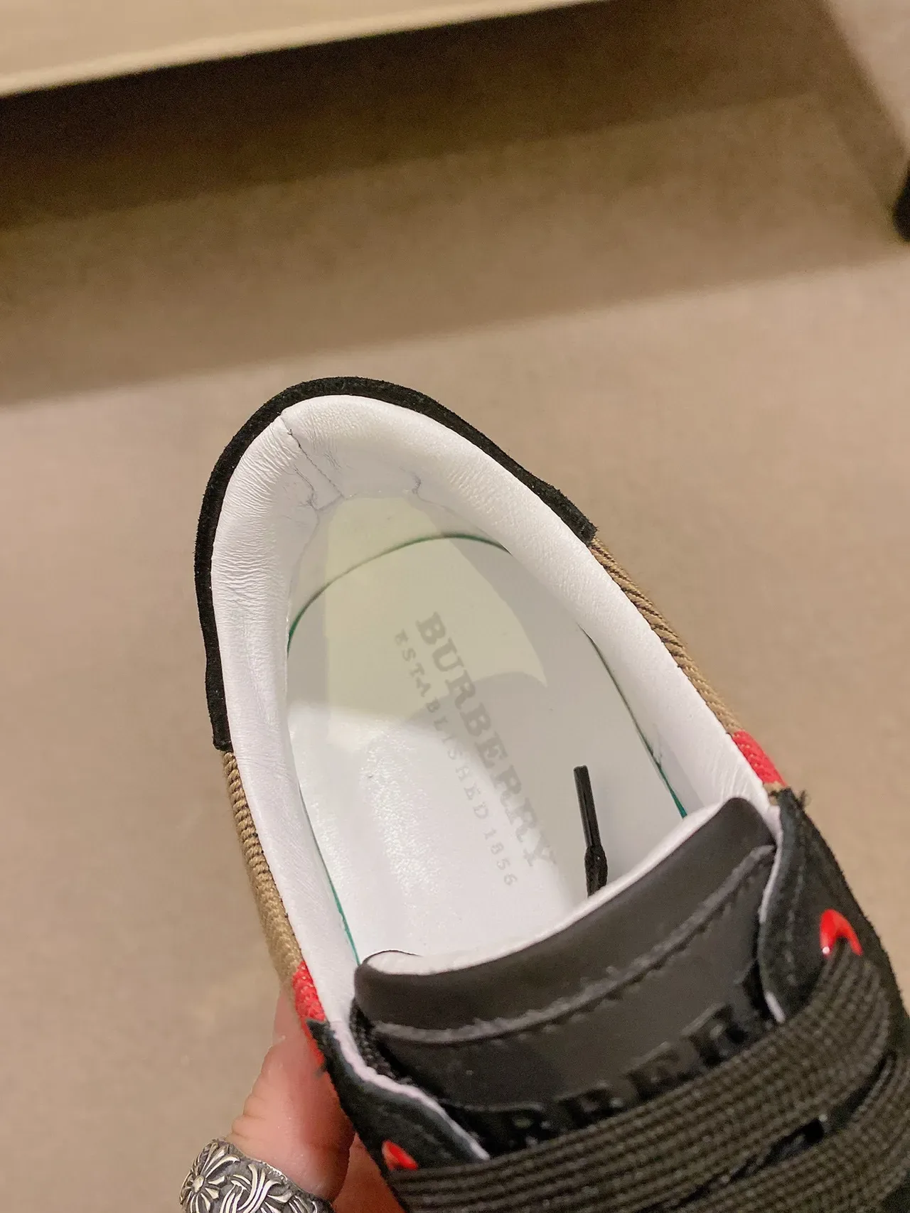 Burberry Noir Beige Low-Top Sneakers Lifestyle En Daim Et Cuir 5