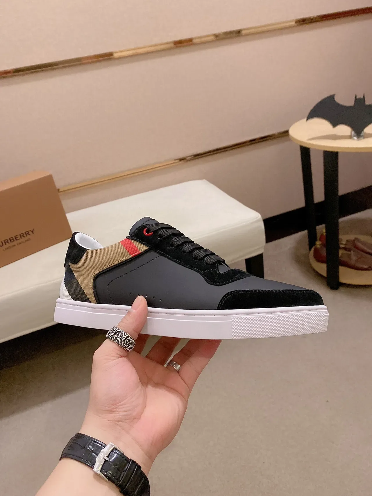 Burberry Noir Beige Low-Top Sneakers Lifestyle En Daim Et Cuir 7