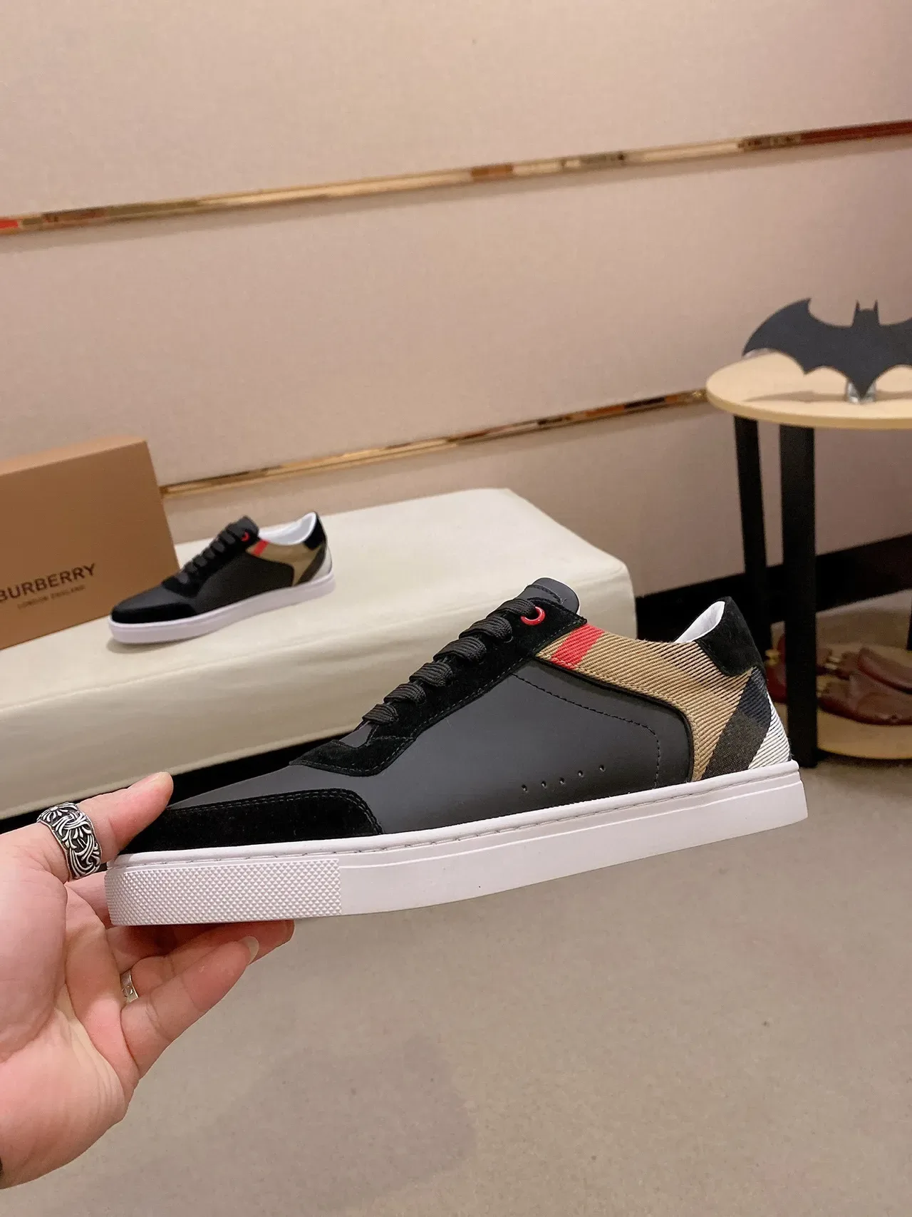 Burberry Noir Beige Low-Top Sneakers Lifestyle En Daim Et Cuir 8