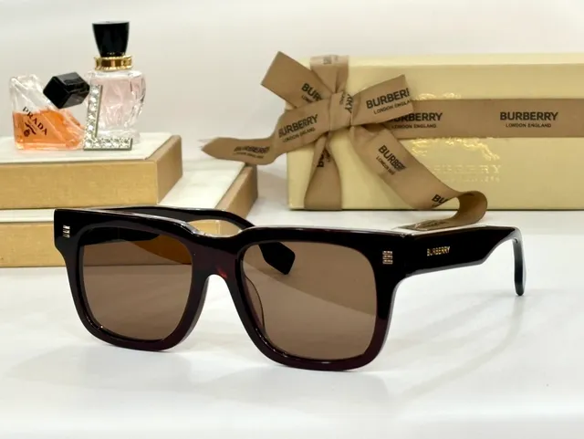 Burberry Black Gray Rectangular Acetate Frame Gold-Tone Rivet Accents Sunglasses 7