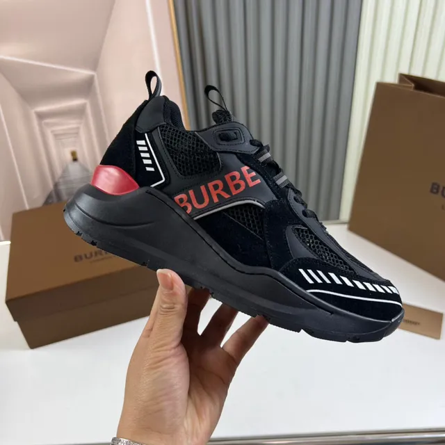 Burberry Chaussures Chunky Noires à Semelle Rouge, Upper en Maille et Daim 2