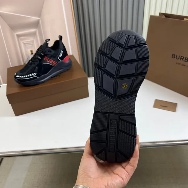 Burberry Chaussures Chunky Noires à Semelle Rouge, Upper en Maille et Daim 3