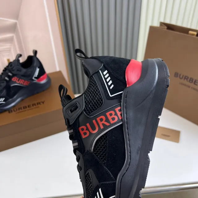 Burberry Chaussures Chunky Noires à Semelle Rouge, Upper en Maille et Daim 4