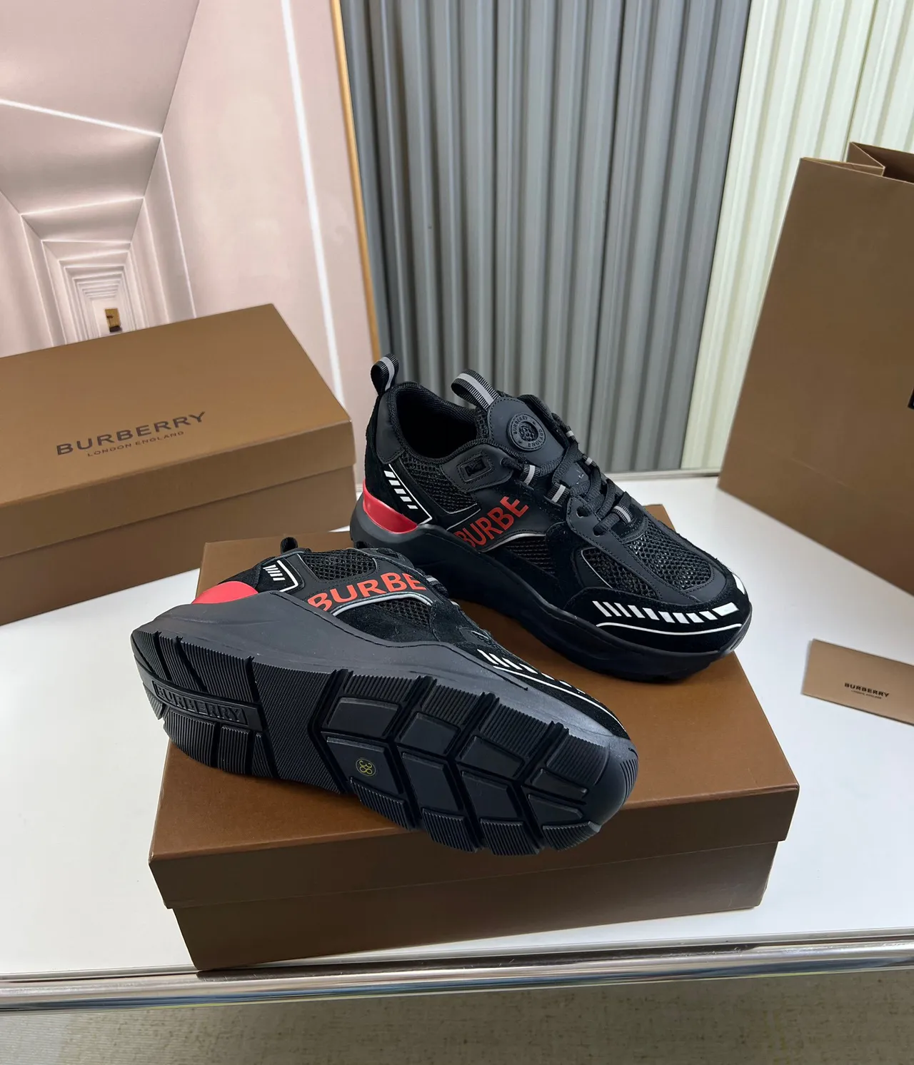 Burberry Chaussures Chunky Noires à Semelle Rouge, Upper en Maille et Daim 5