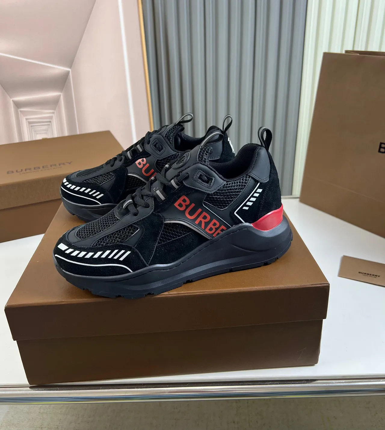 Burberry Chaussures Chunky Noires à Semelle Rouge, Upper en Maille et Daim 7