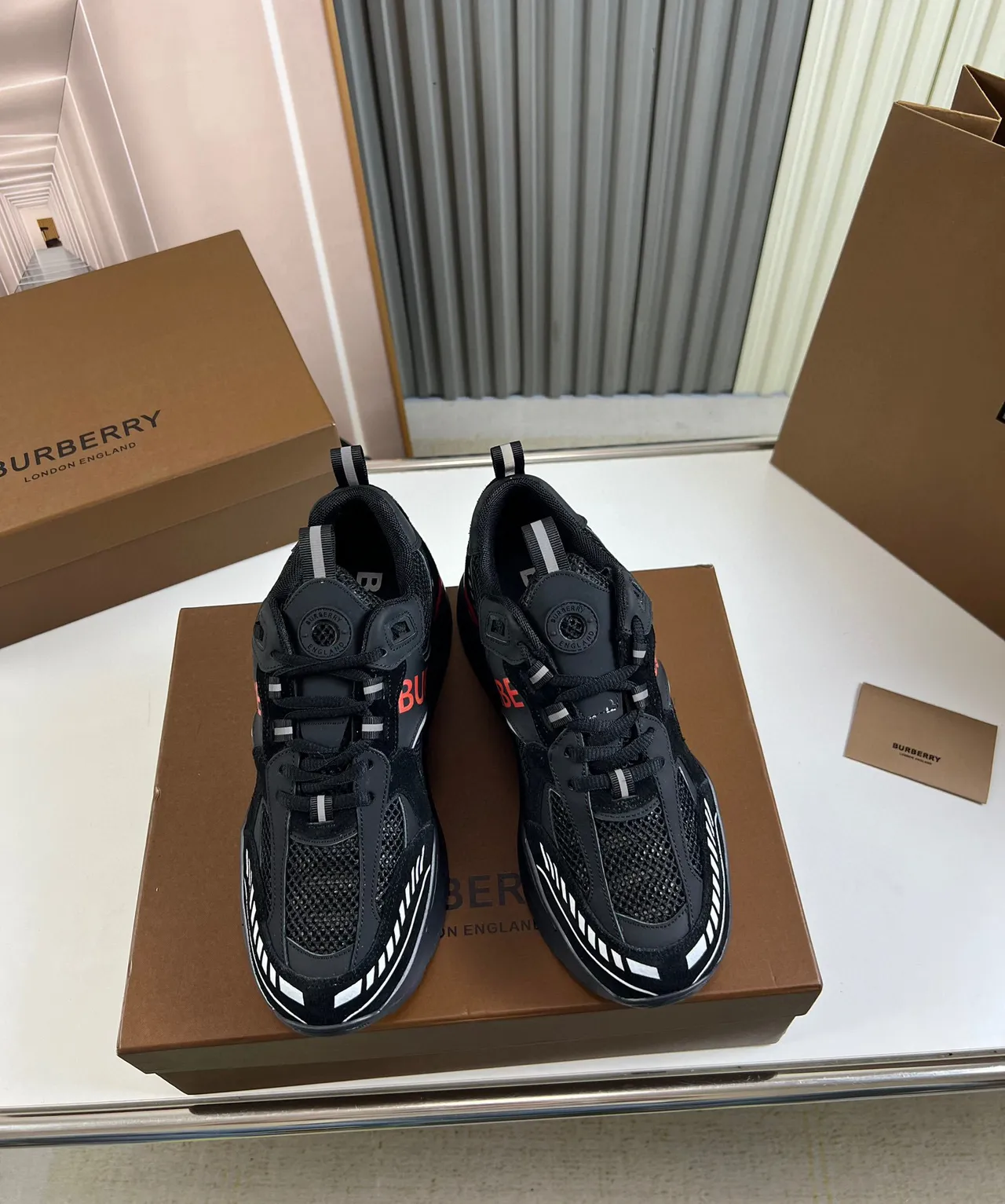 Burberry Chaussures Chunky Noires à Semelle Rouge, Upper en Maille et Daim 8