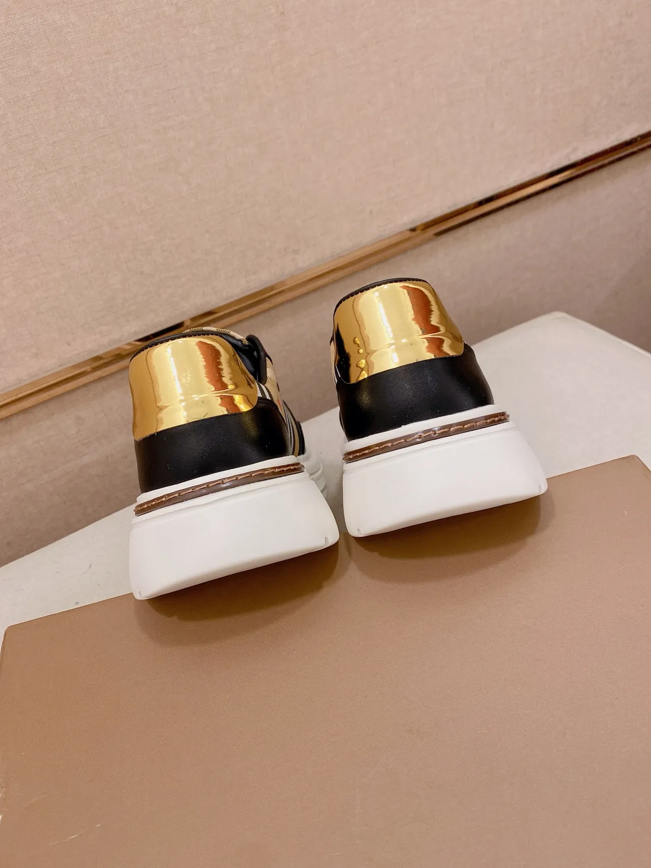 Burberry House Check sneakers noirs et beige à semelle épaisse 3