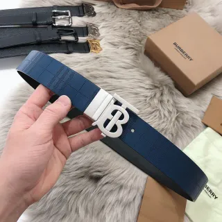 Burberry Knight Belt নেভি ব্লু ছিদ্রিত চেক চামড়ার বেল্ট