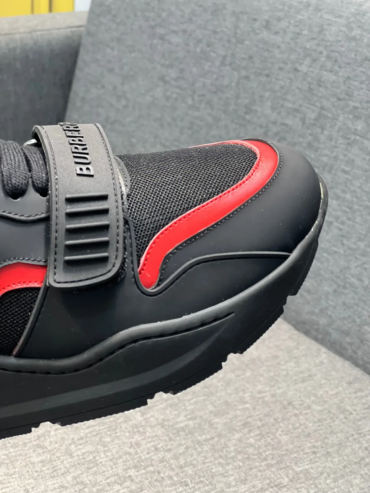 Burberry Knight sneakers lifestyle noir rouge à carreaux 2