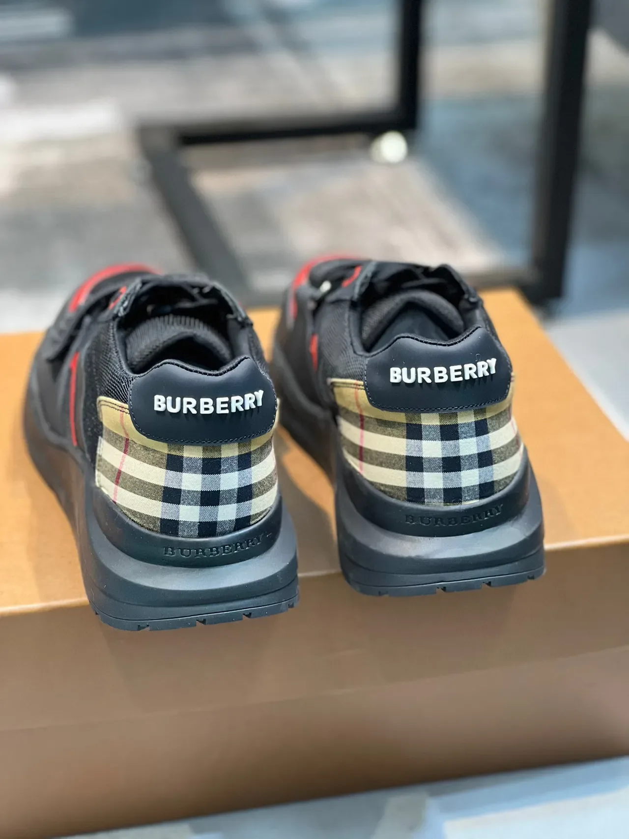 Burberry Knight sneakers lifestyle noir rouge à carreaux 3