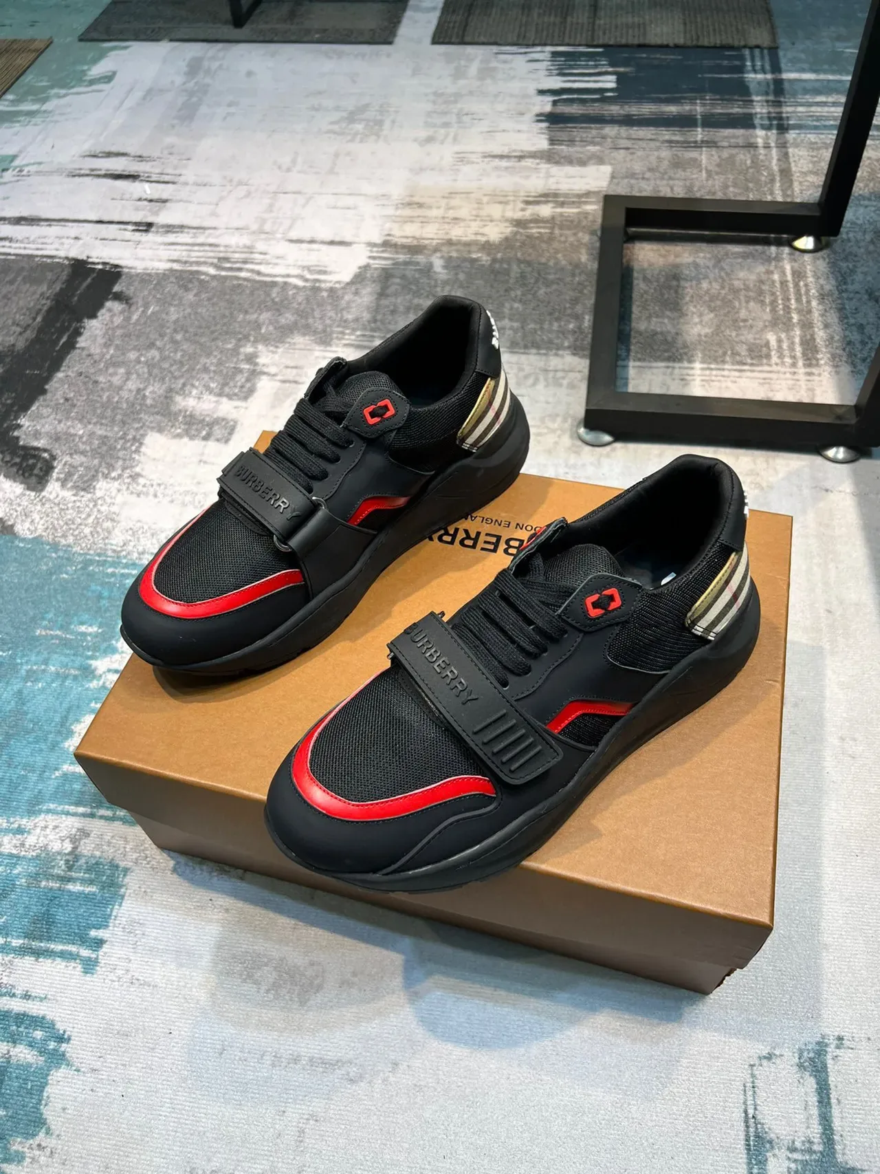 Burberry Knight sneakers lifestyle noir rouge à carreaux 5