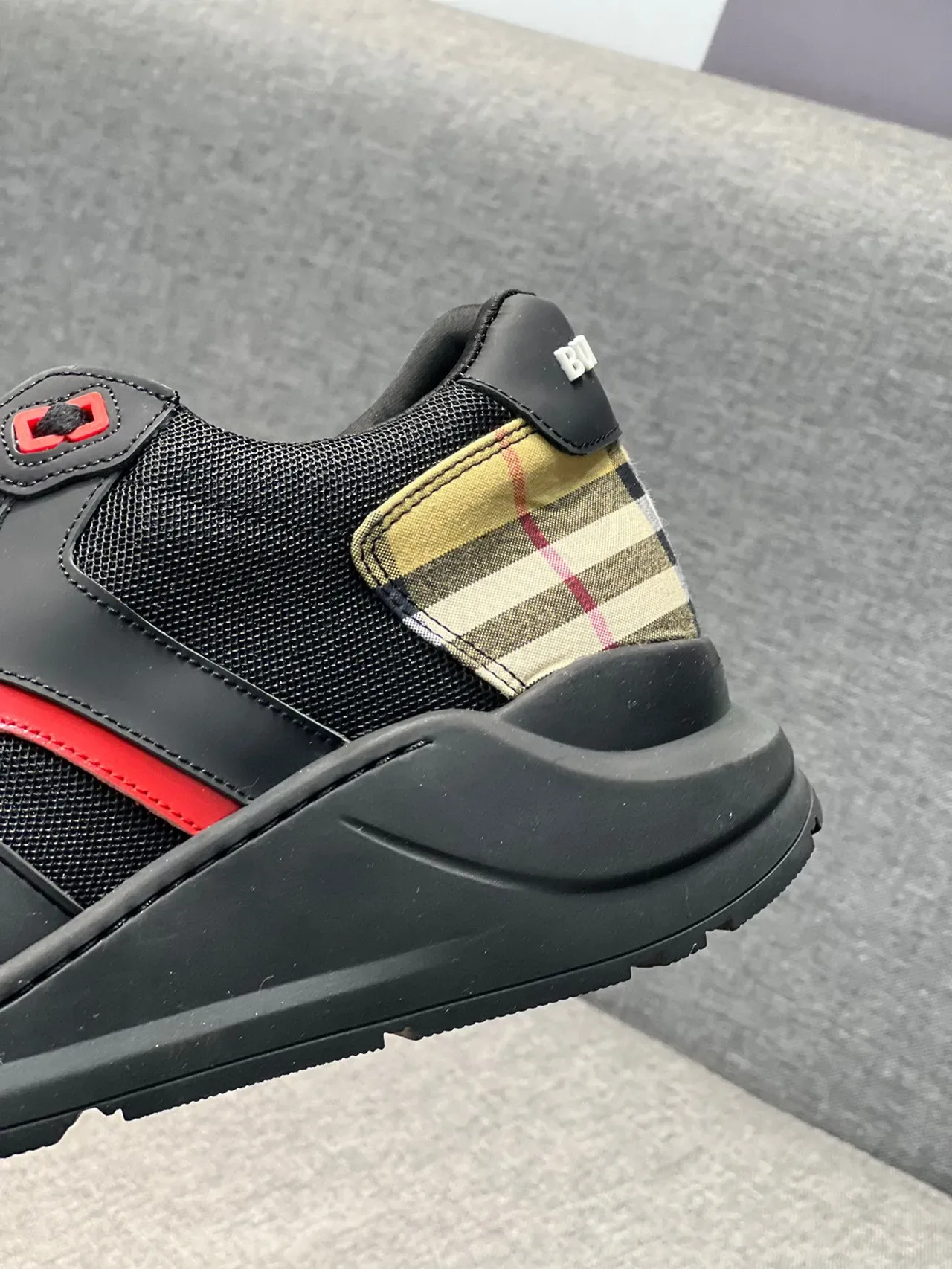 Burberry Knight sneakers lifestyle noir rouge à carreaux 7