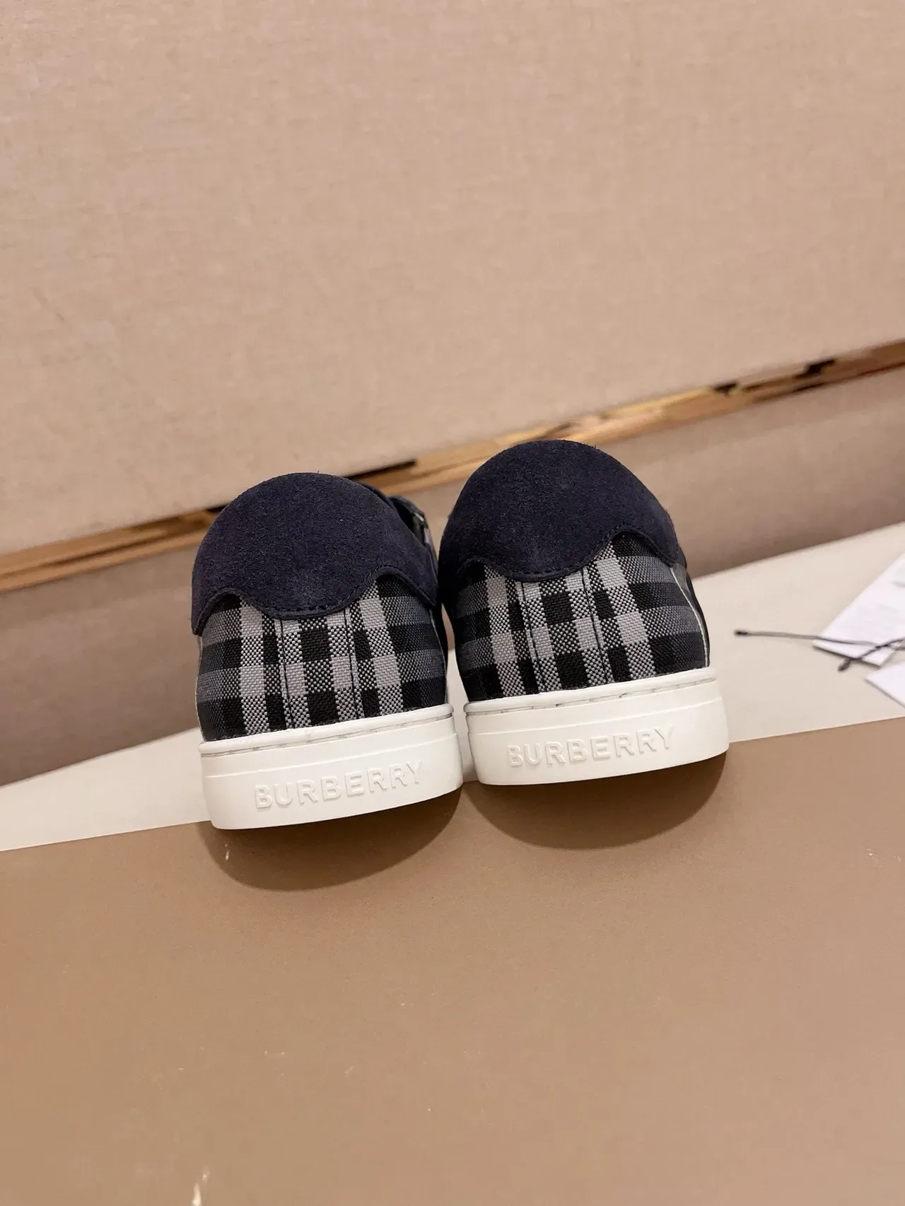 Burberry Knight Sneakers de Style de Vie en Daim Navy et House Check 3