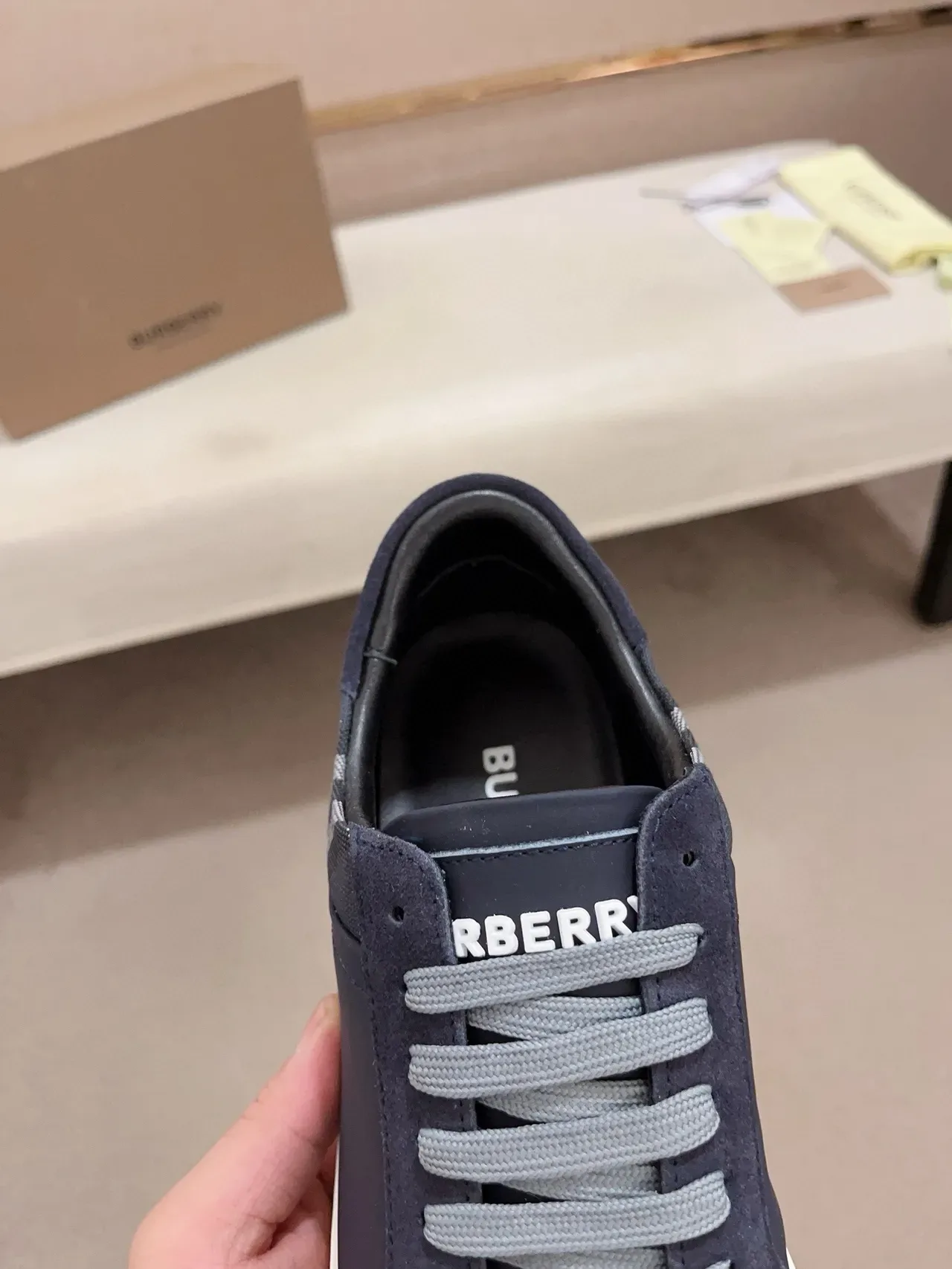 Burberry Knight Sneakers de Style de Vie en Daim Navy et House Check 4