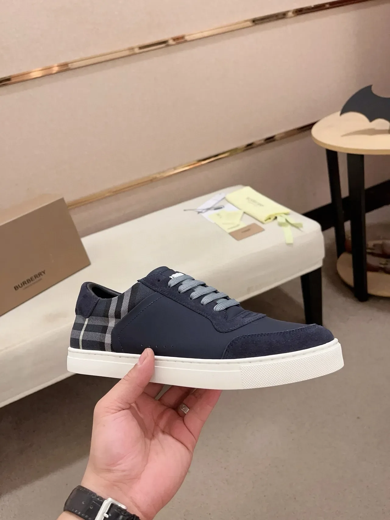 Burberry Knight Sneakers de Style de Vie en Daim Navy et House Check 5