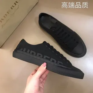 Burberry একরঙা এমবসড লোগো লাইফস্টাইল স্নিকার