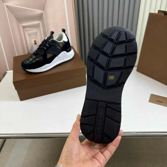 Burberry Runner কালো এবং সাদা চাংকি স্নিকার 2