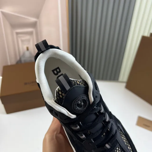 Burberry Runner কালো এবং সাদা চাংকি স্নিকার 3
