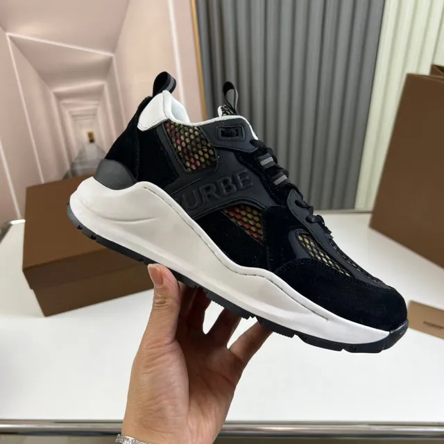 Burberry Runner কালো এবং সাদা চাংকি স্নিকার 5