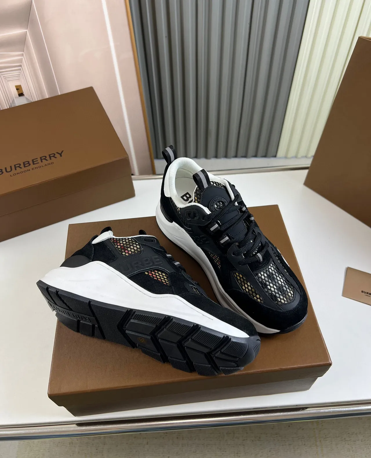 Burberry Runner কালো এবং সাদা চাংকি স্নিকার 6
