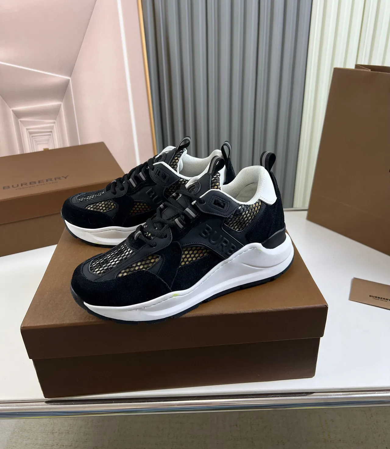 Burberry Runner কালো এবং সাদা চাংকি স্নিকার 7