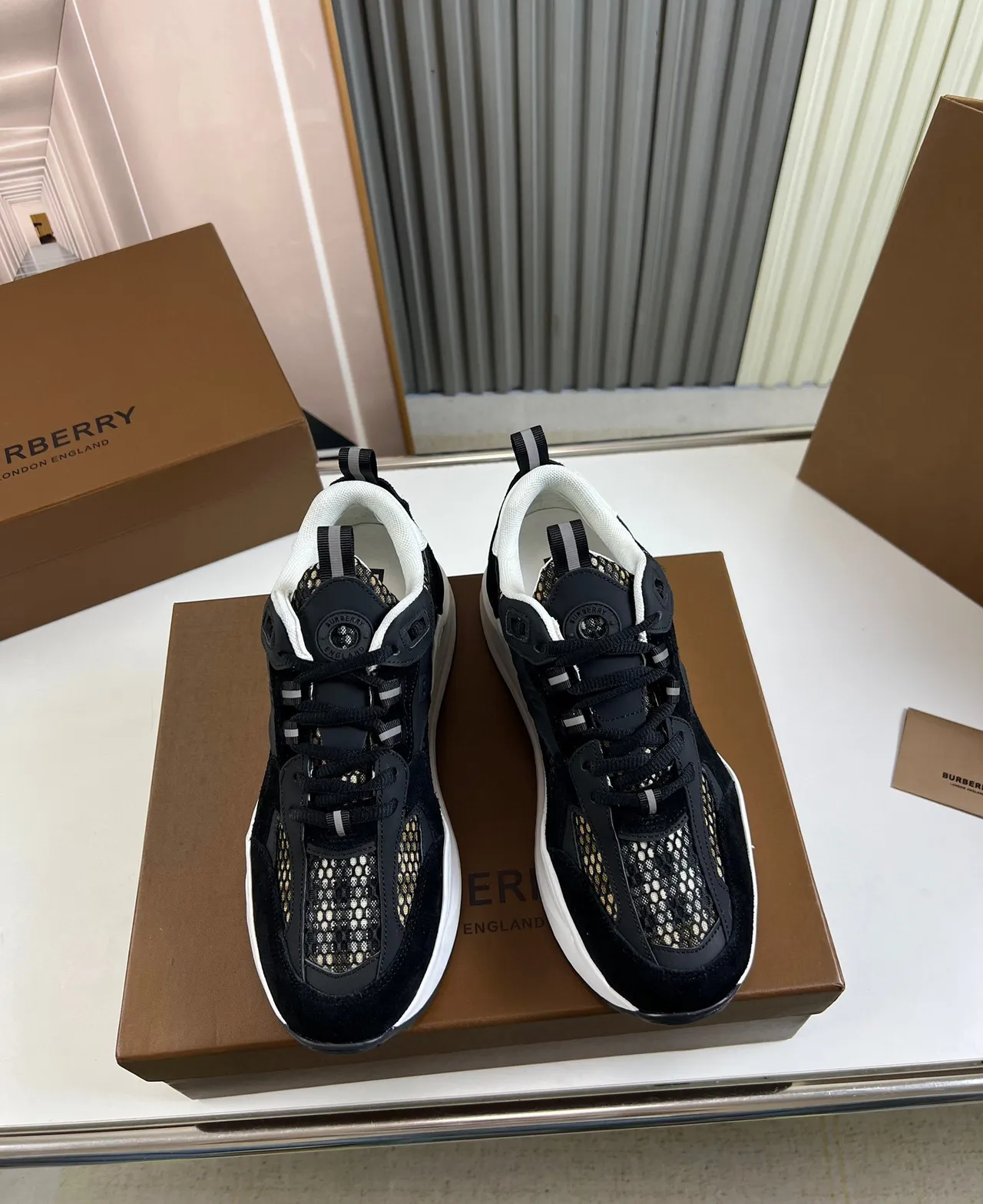 Burberry Runner কালো এবং সাদা চাংকি স্নিকার 8
