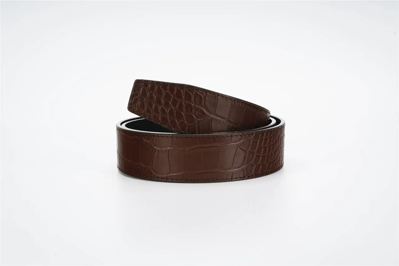 Burberry TB Belt Ceinture en cuir marron embossée crocodile 3