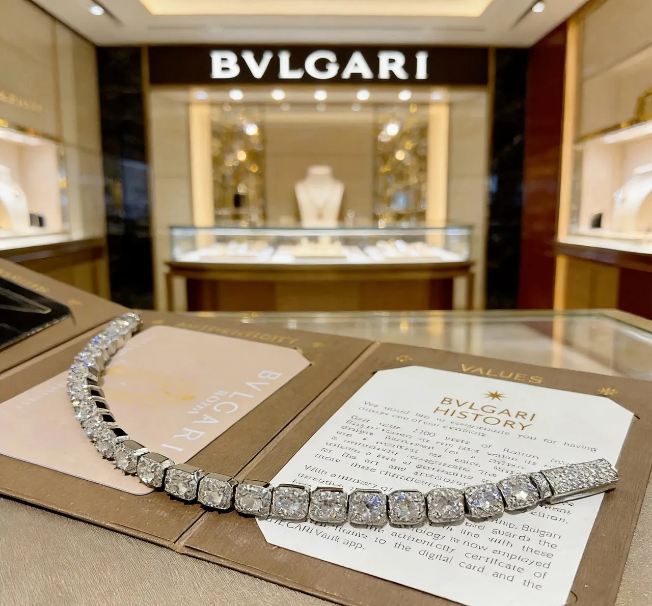 Bvlgari Bracelet de Pierre Taille Carrée Halo Pavé Articulé 9