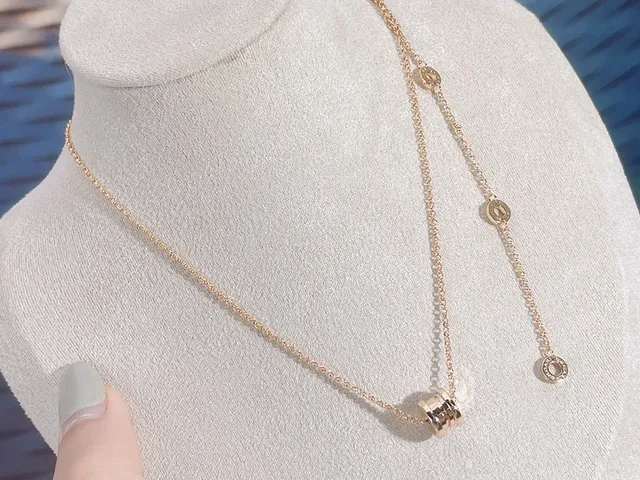Bvlgari B.zero1 Or Tubogas-Inspiré Pendentif Enroulé Charms Circulaires Double Logo Collier 7