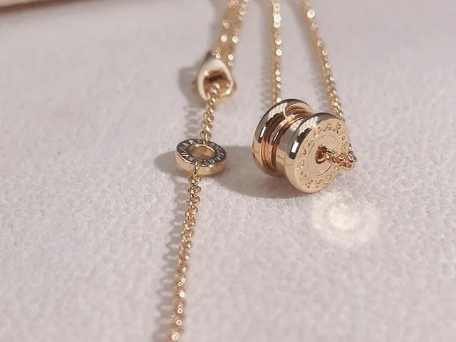 Bvlgari B.zero1 Or Tubogas-Inspiré Pendentif Enroulé Charms Circulaires Double Logo Collier 8