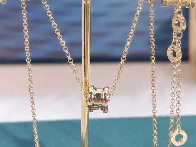 Bvlgari B.zero1 Or Tubogas-Inspiré Pendentif Enroulé Charms Circulaires Double Logo Collier 9
