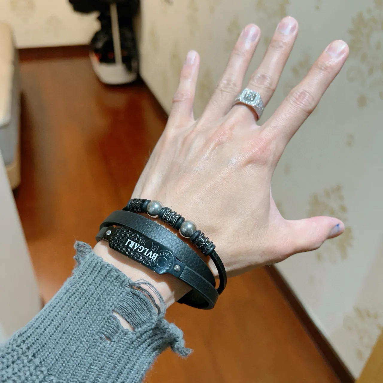 Bvlgari سوار جلد أسود فضي مزدوج لف لوحة معدني منحوت 4