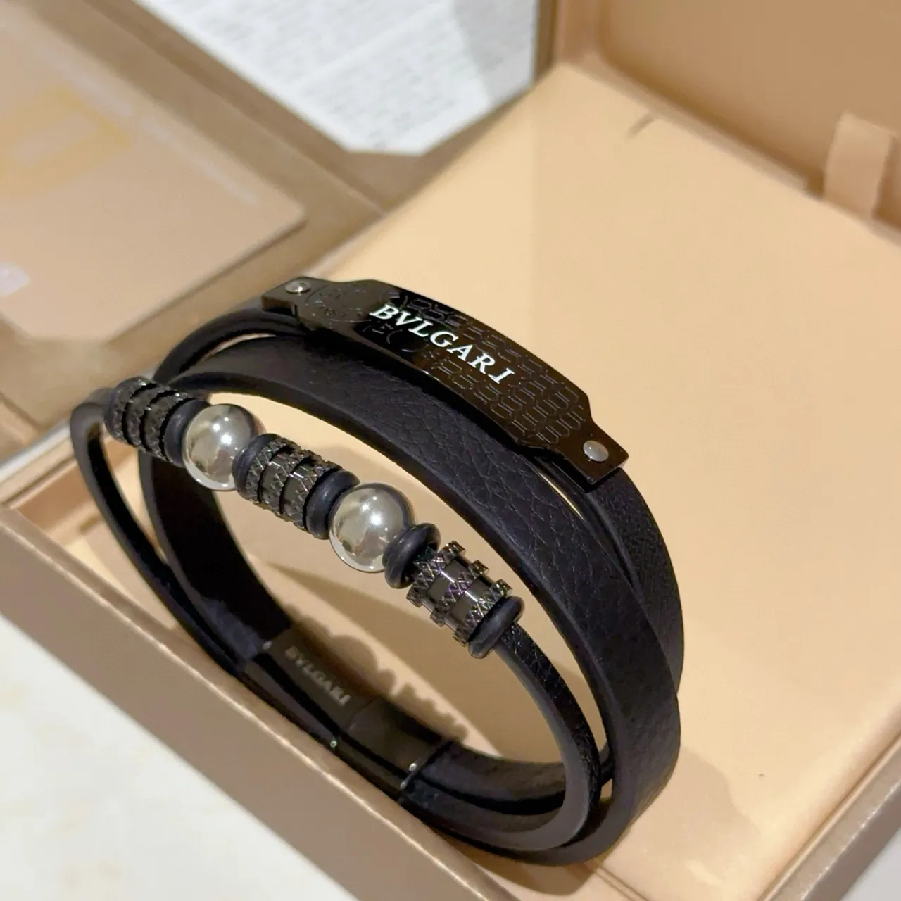 Bvlgari سوار جلد أسود فضي مزدوج لف لوحة معدني منحوت 6