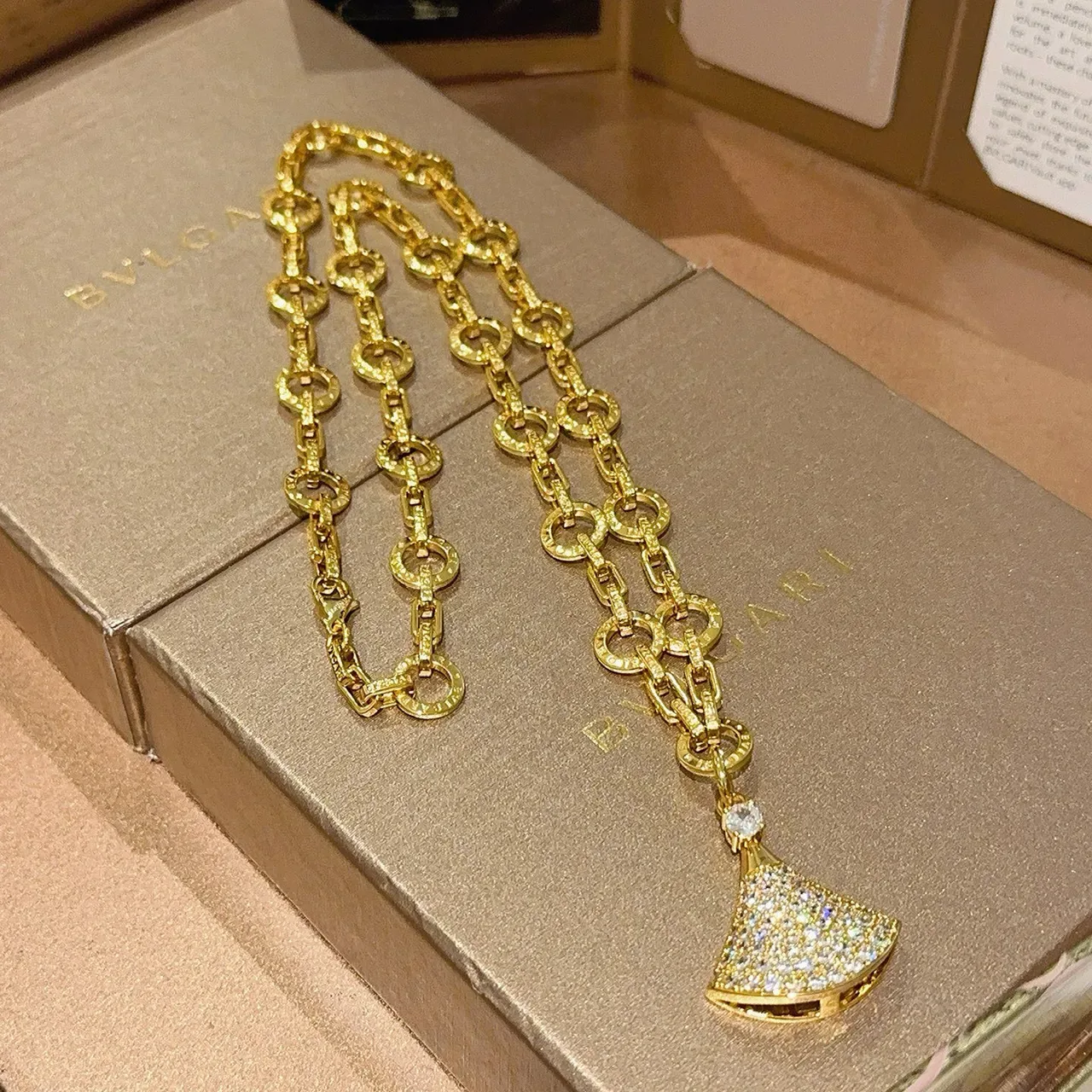 Bvlgari Divas’ Dream Pendentif Éventail Pavé Or 4