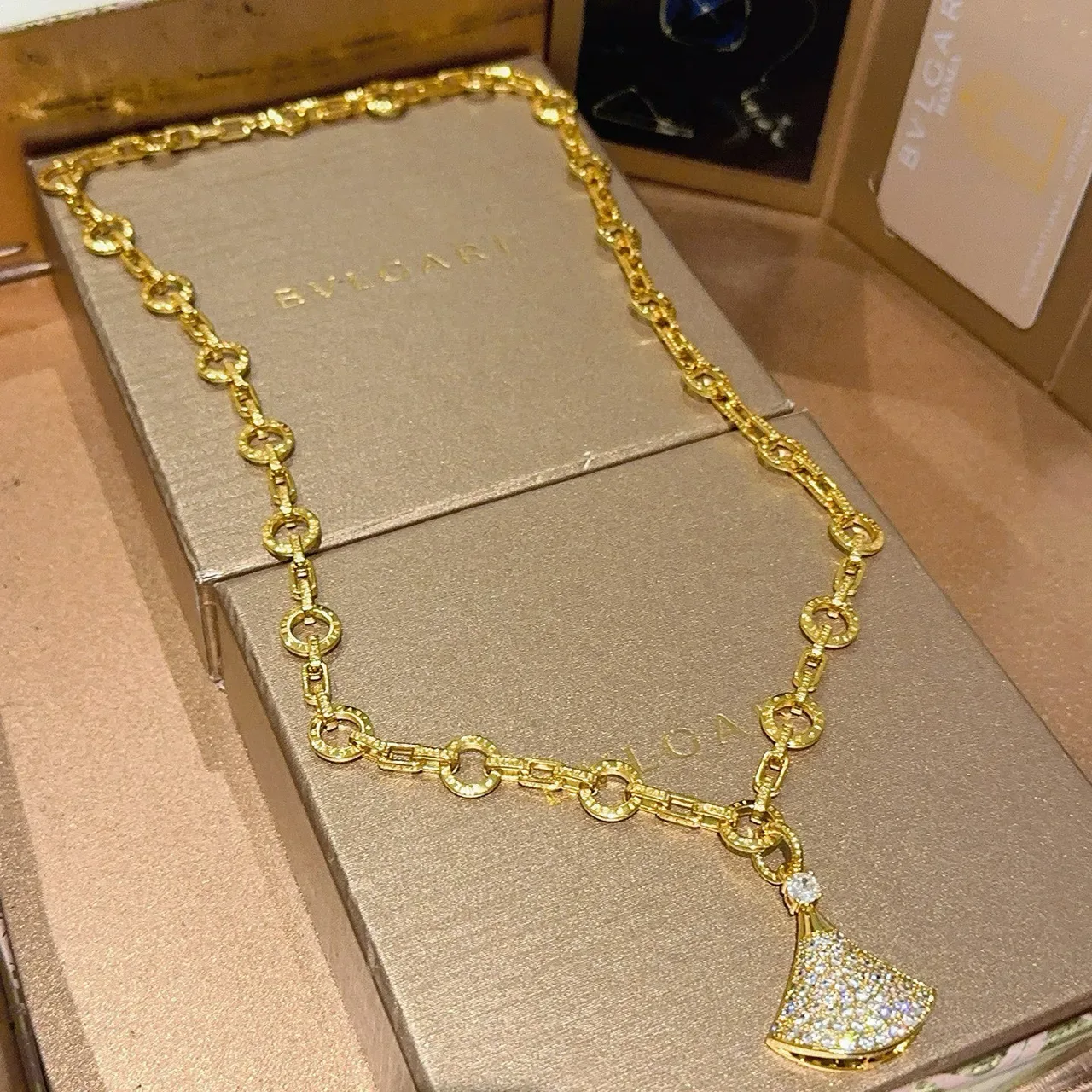Bvlgari Divas’ Dream Pendentif Éventail Pavé Or 6