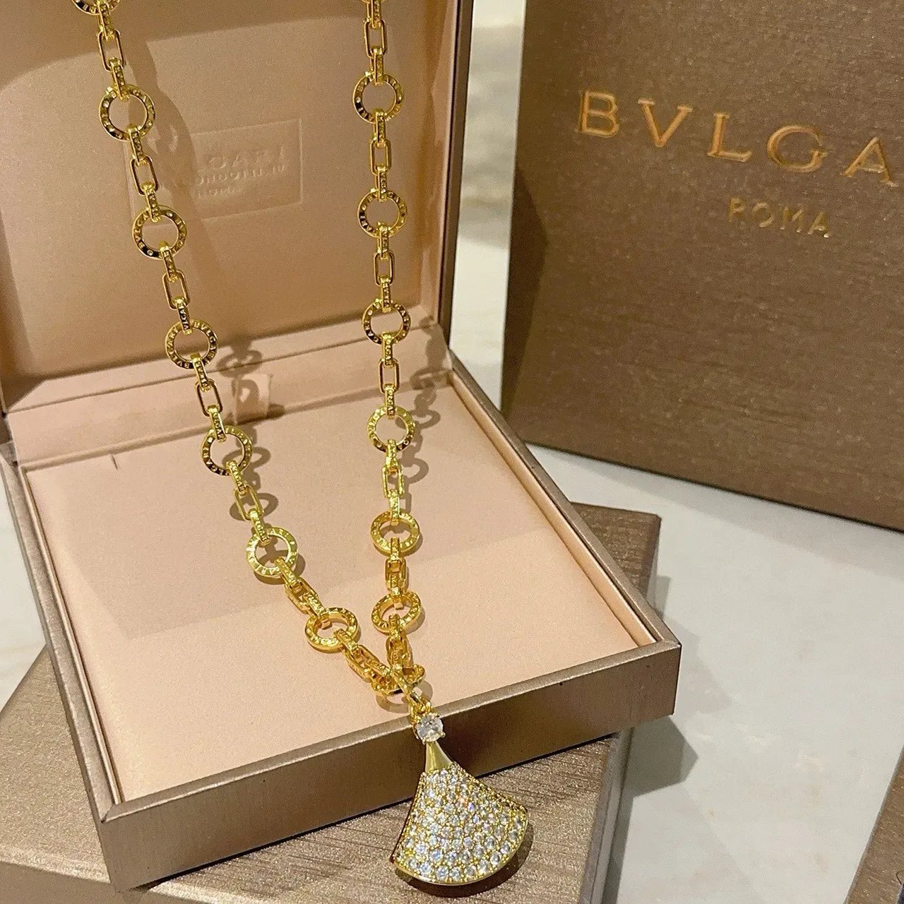 Bvlgari Divas’ Dream Pendentif Éventail Pavé Or 7