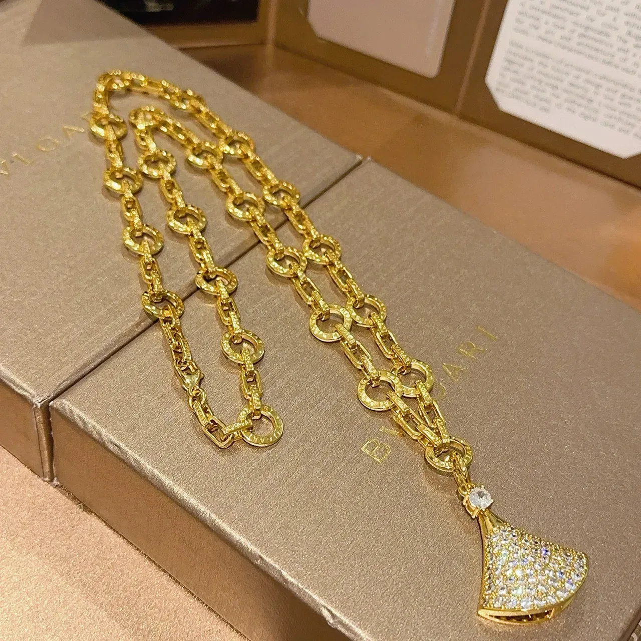 Bvlgari Divas’ Dream Pendentif Éventail Pavé Or 9