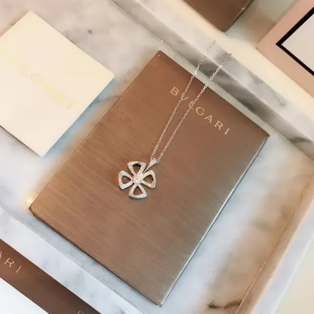 Bvlgari Fiorever Colar com Pingente Floral Pavé 2