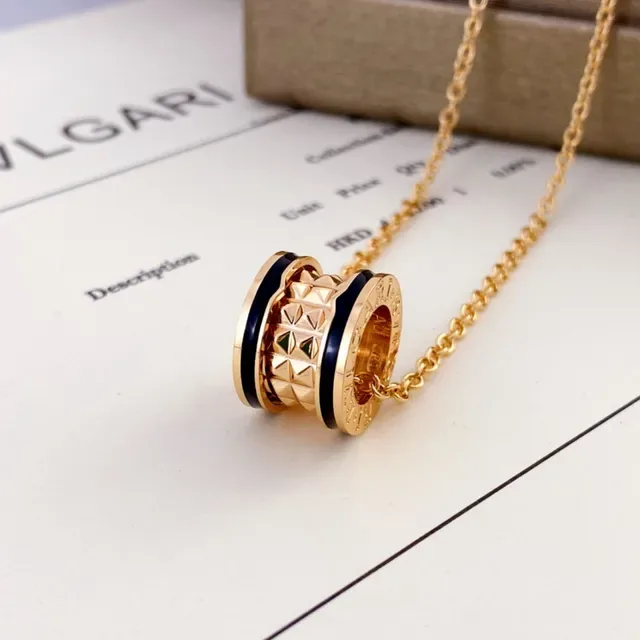 Bvlgari Colar Dourado Preto Cilíndrico Multi-Banda Pingente Facetado Textura Piramidal 3