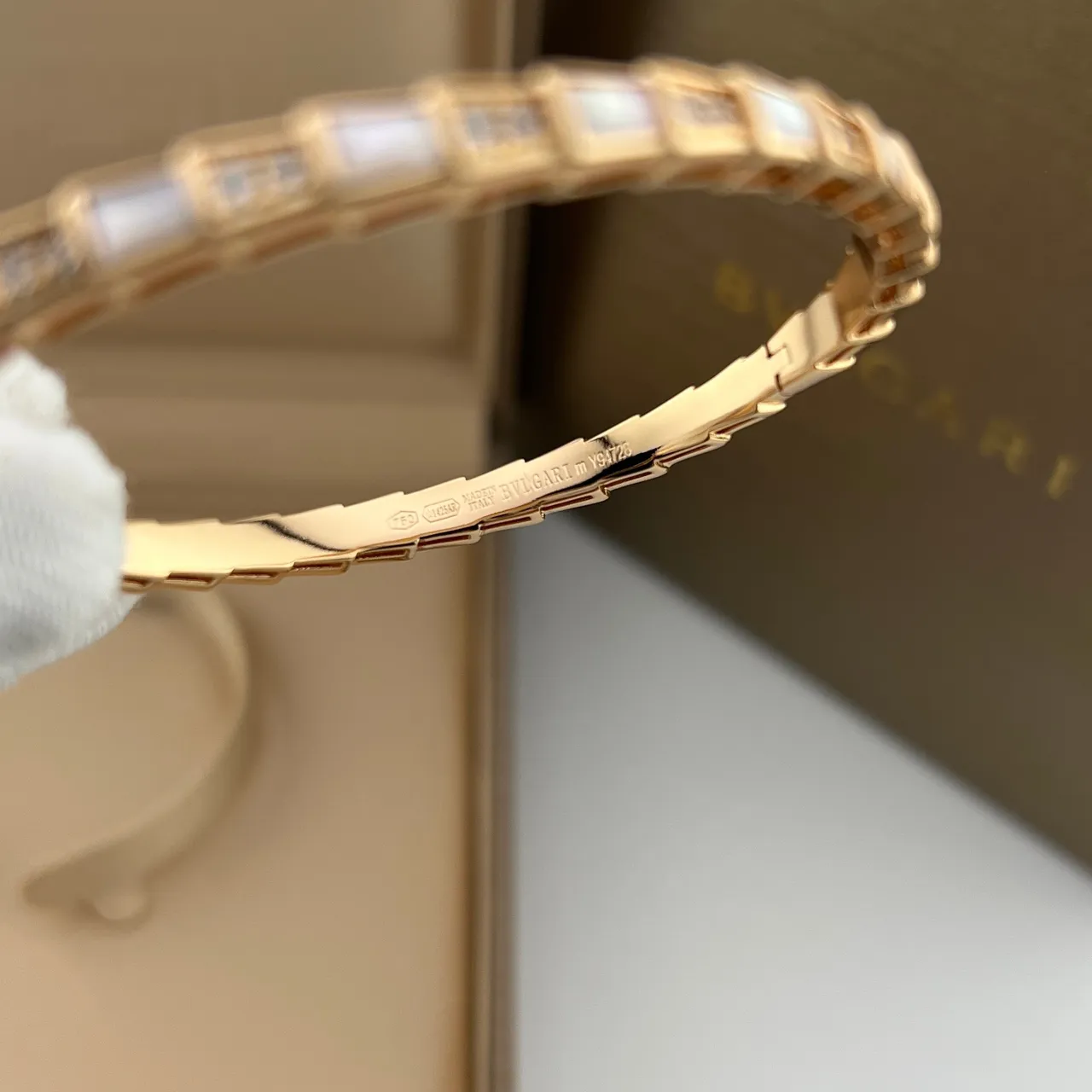 Bvlgari Bracelet en Or Multicolore Géométrique Segmenté avec incrustation de pierres dures 2