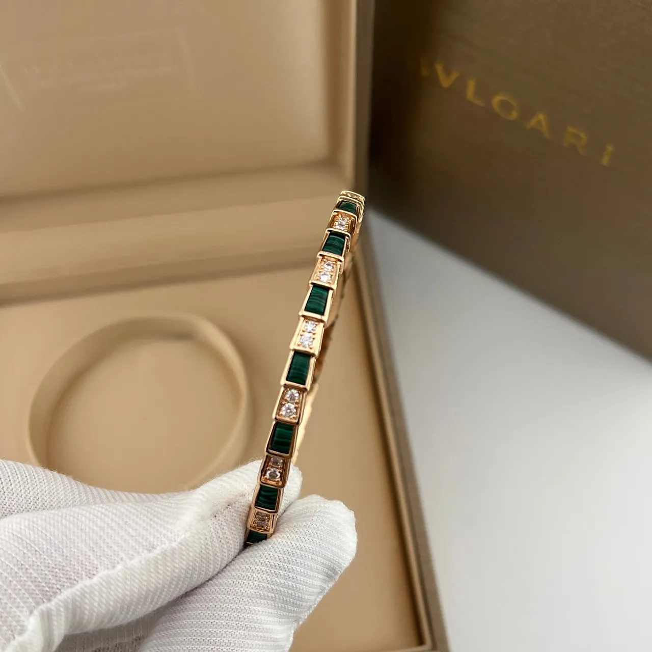 Bvlgari Bracelet en Or Multicolore Géométrique Segmenté avec incrustation de pierres dures 4